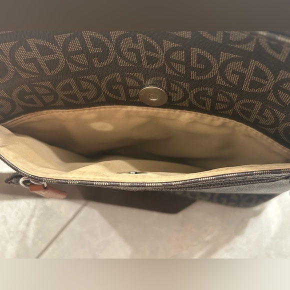 EUC Giani Bernini Block Signature Crossbody - Picture 14 of 16